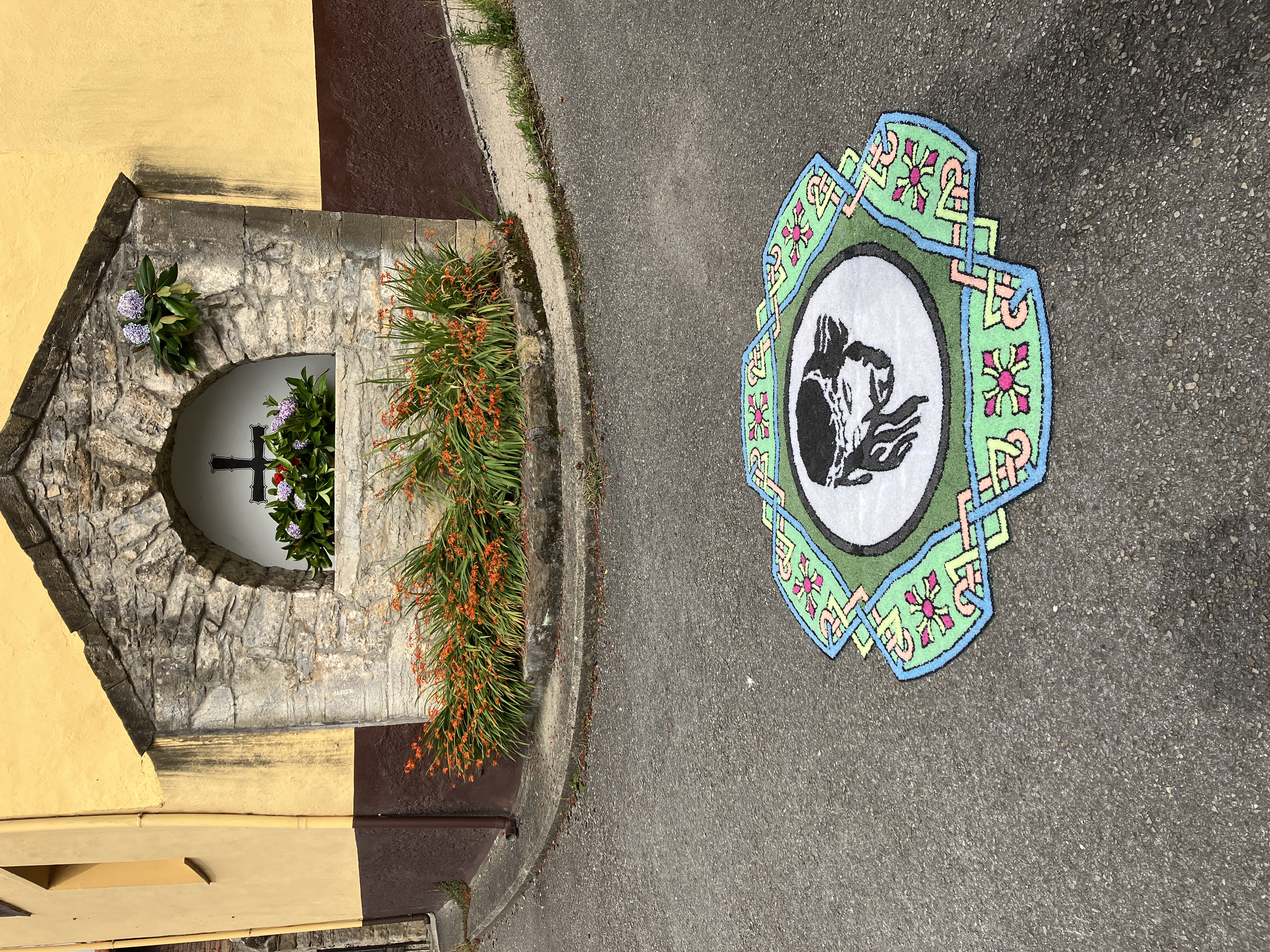 alfombra ante el nicho