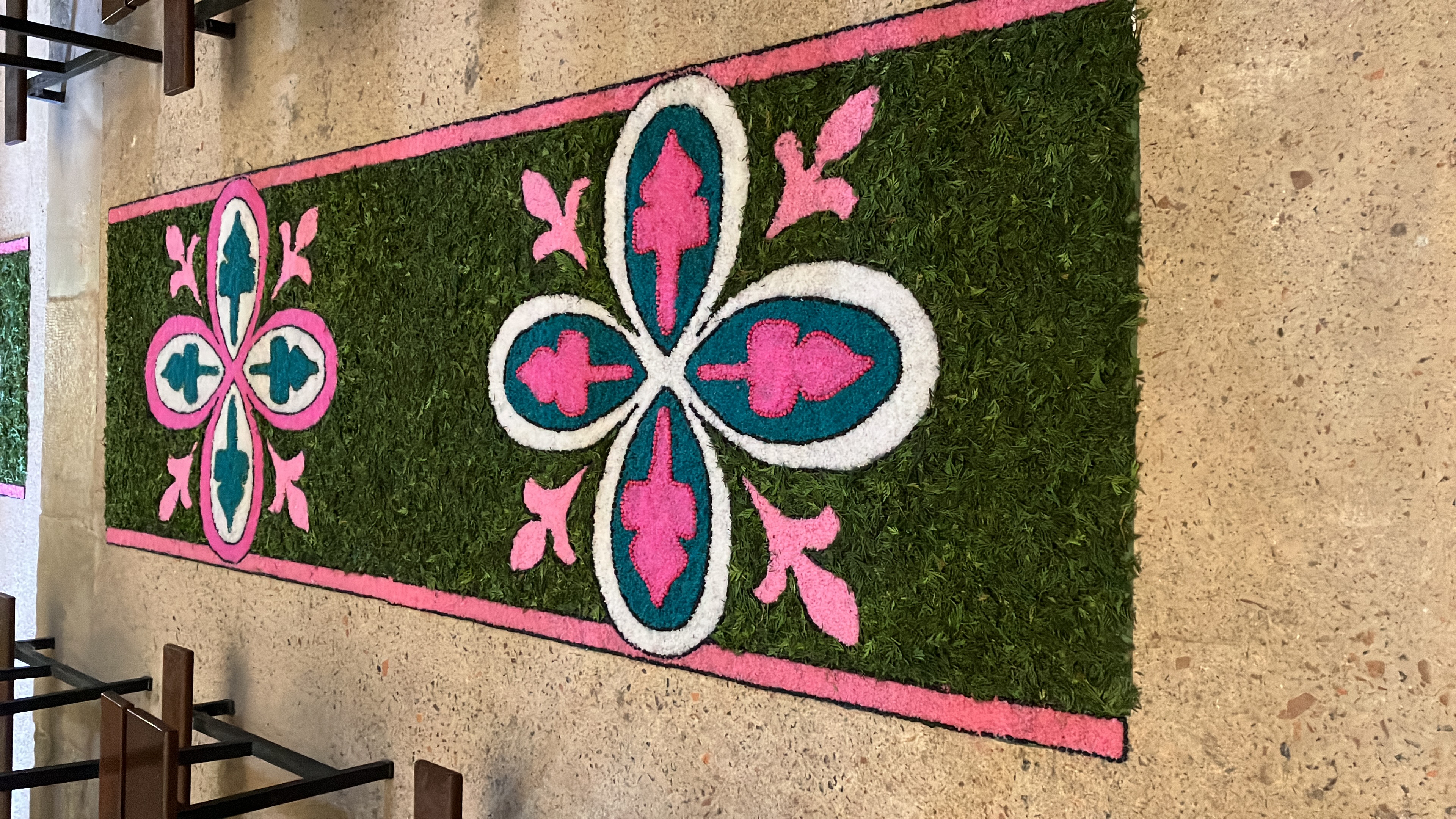 alfombra ante el nicho