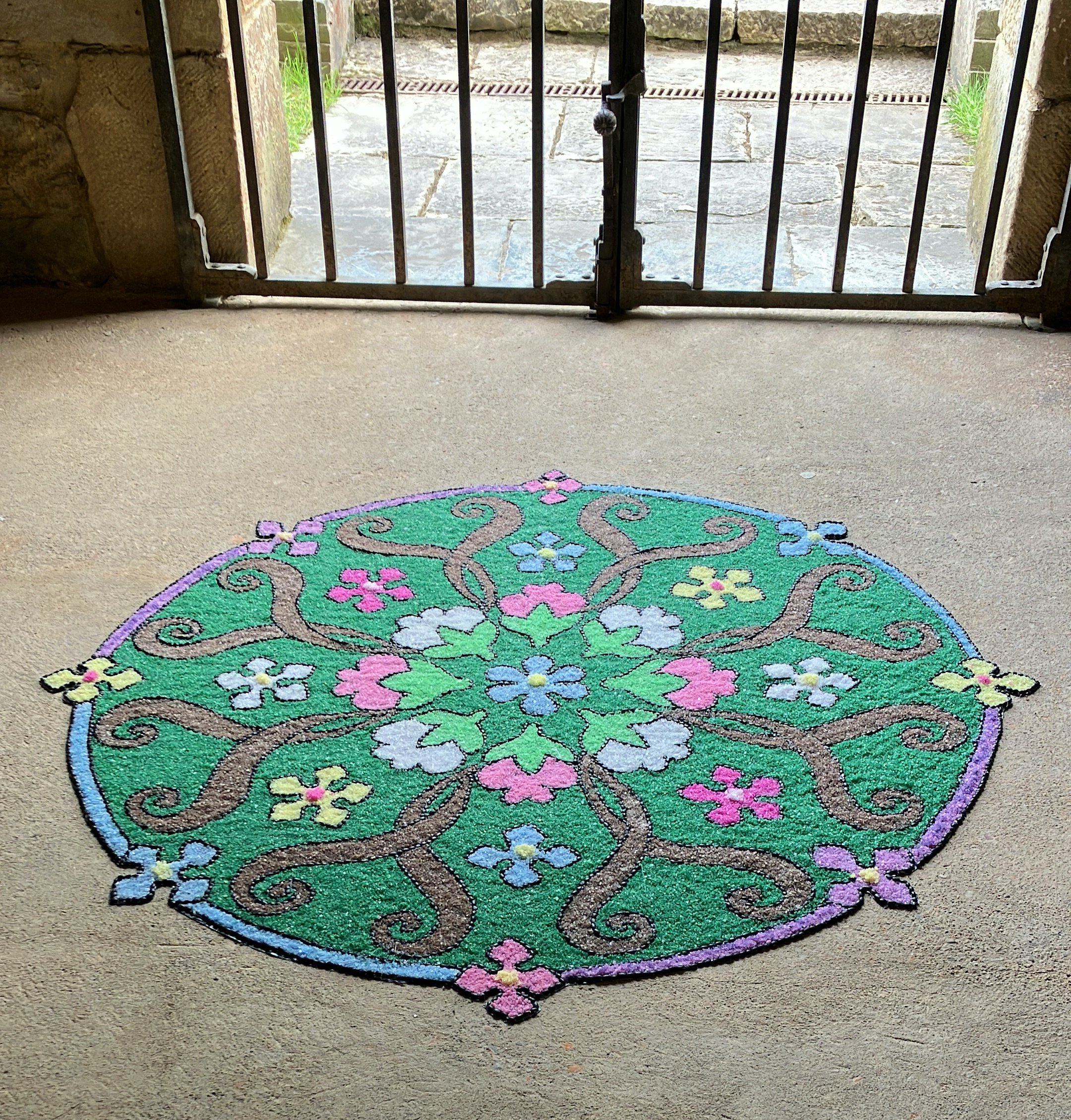 alfombra ante el nicho